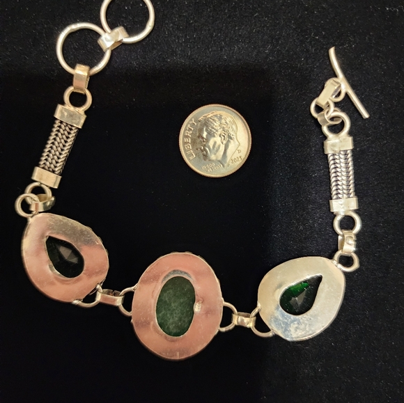 Elegant Emerald Gemstone Bracelet - Picture 2 of 3